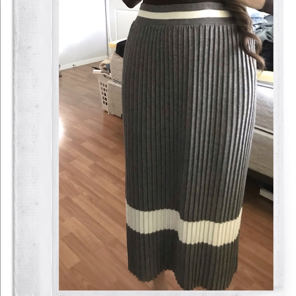 Pleated Midi Skirt||